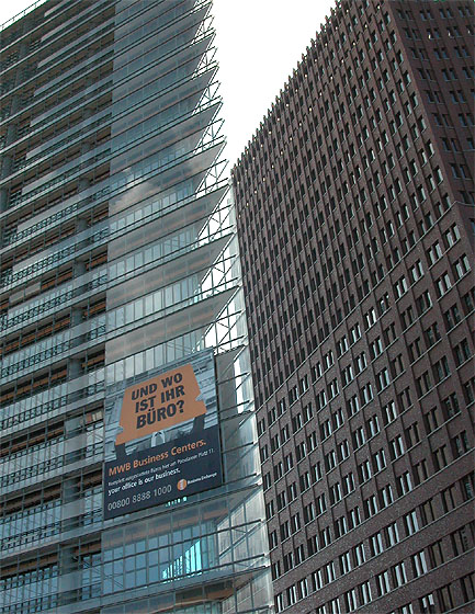 Berlin, Potsdamer Platz. "Und wo ist Ihr Büro?"