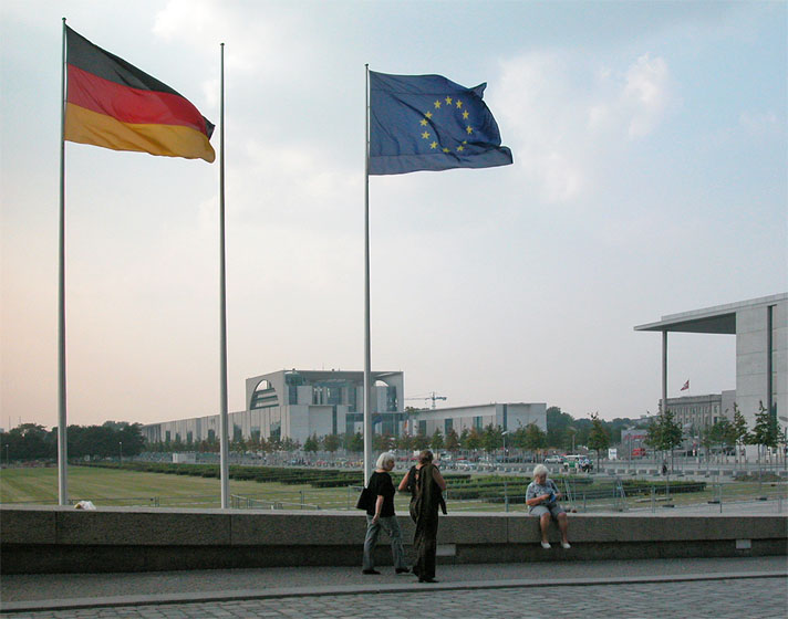 Berlin, Flaggen vor dem Reichstagsgeb&auml;ude. Im Hintergrund das Bundeskanzleramt. 