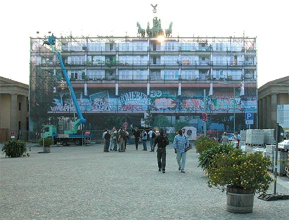 Berlin, Pariser Platz, Brandenburger Tor w&auml;hrend der Restaurierung, Verh&uuml;llungskunst von Michel Majerus 