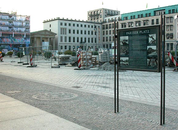 Berlin, Pariser Platz, w&auml;hrend der Restaurierung des Brandenburger Tors