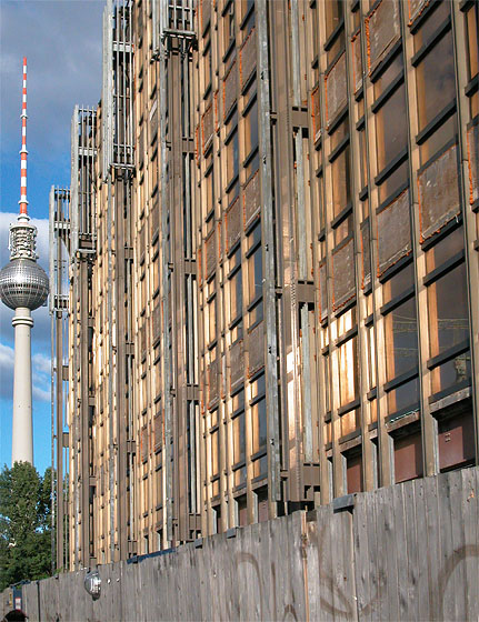 Berlin: Palast der Republik. Mit Fernsehturm. Palast während der Asbestsanierung