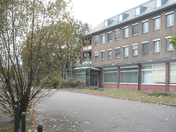 Endstation. Ehemaliges Deutsches Bibliotheksinstitut, Berlin. Der Ort der Abwicklung: Gebäude, Straßenfront mit Haupteingang