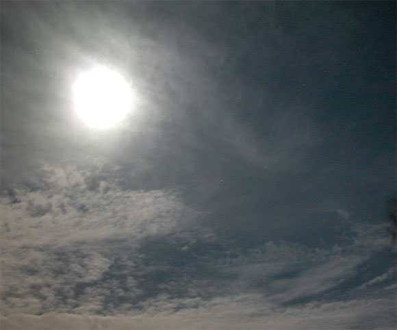 Vollmond und Wolken im Reflexlicht der Stadt