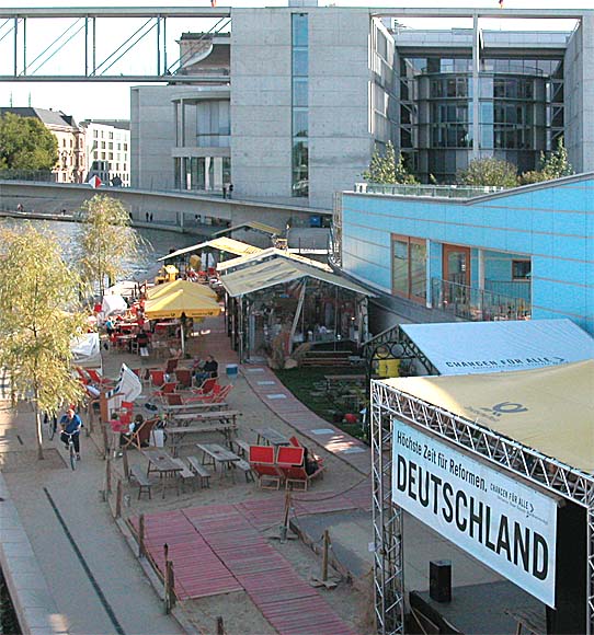 Blick &uuml;ber den "Bundespressestrand" zum Paul-L&ouml;be-Haus (Bundestagsgeb&auml;ude).