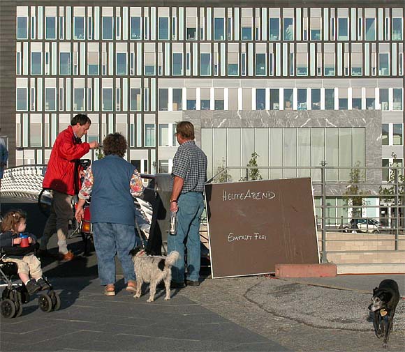 Stra&szlig;enszene mit Mensch und Hund.