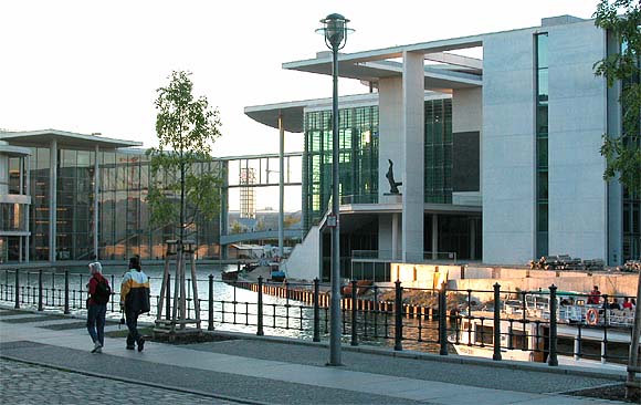 Berlin, Regierungsviertel: Marie-Elisabeth-L&uuml;ders-Haus, Abendd&auml;mmerung
