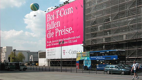 Berlin-Mitte: Leipziger Stra&szlig;e nahe Wilhelmstra&szlig;e: Werbung