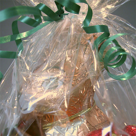 Osterhase, hinter Geschenkfolie verborgen