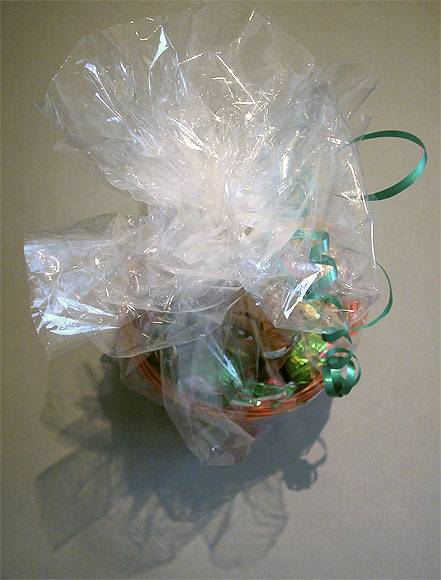 Osterhase, hinter Geschenkfolie verborgen