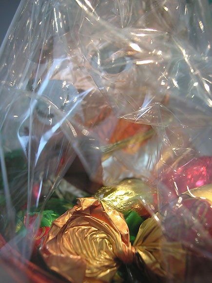 Osterhase, hinter Geschenkfolie verborgen
