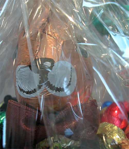 Osterhase, hinter Geschenkfolie verborgen