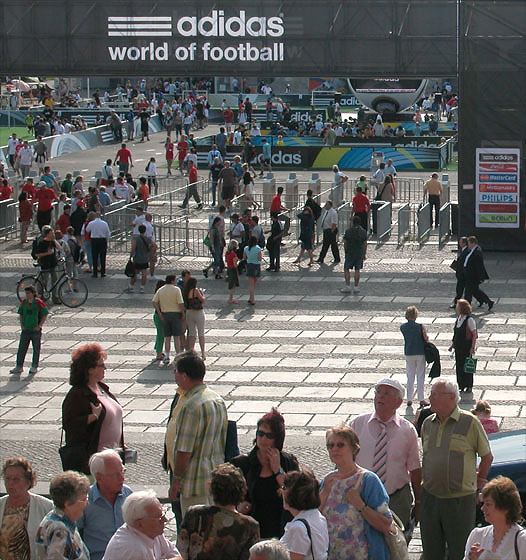Menschenmenge vor: Adidas "World of football"