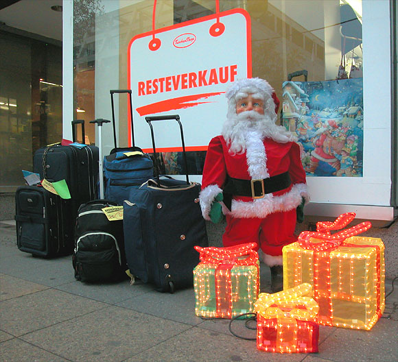 Berlin, Tauentzienstra&szlig;e, Weihnachtsmannfigur vor Resteverkauf-Schild