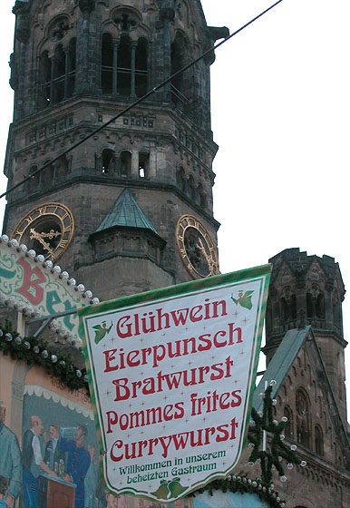 Berlin, Breitscheidplatz, Weihnachtsmarkt 2006 vor der Kaiser-Wilhelm-Ged&auml;chtniskirche mit Gl&uuml;hwein, Eierpunsch, Bratwurst und Fritten