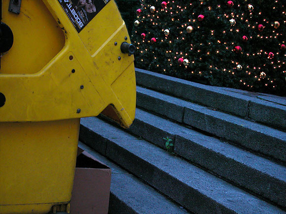 Berlin, Breitscheidplatz, Weihnachtsmarkt 2006, gelbe M&uuml;lltonne, blaue Treppe, Weihnachtsbaum