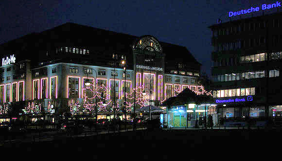 Berlin, Kaufhaus des Westens, KaDeWe, Au&szlig;enansicht, Weihnachtsdekoration, Lichterketten, Nachtaufnahme