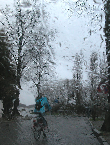 Radfahrerin im Regen