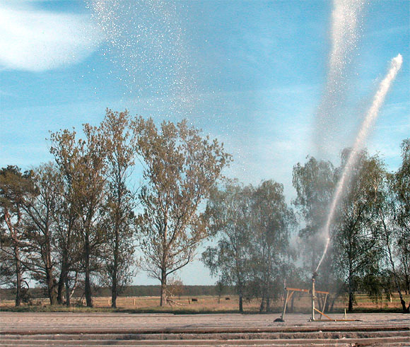 Sch&auml;pe (nahe Beelitz), Spargelfeld, Wassersprenger