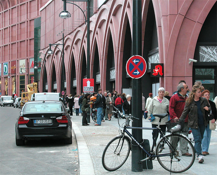 Einkaufszentrum Alexa, Berlin-Alexanderplatz, Er&ouml;ffnung, Dircksenstra&szlig;e