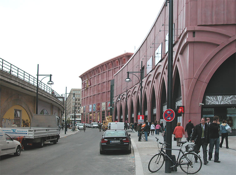 Einkaufszentrum Alexa, Berlin-Alexanderplatz, Er&ouml;ffnung, Dircksenstra&szlig;e