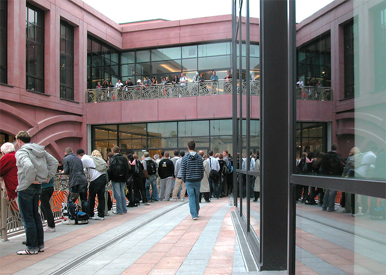 Einkaufszentrum Alexa, Berlin-Alexanderplatz, Er&ouml;ffnung, am Ravelinplatz