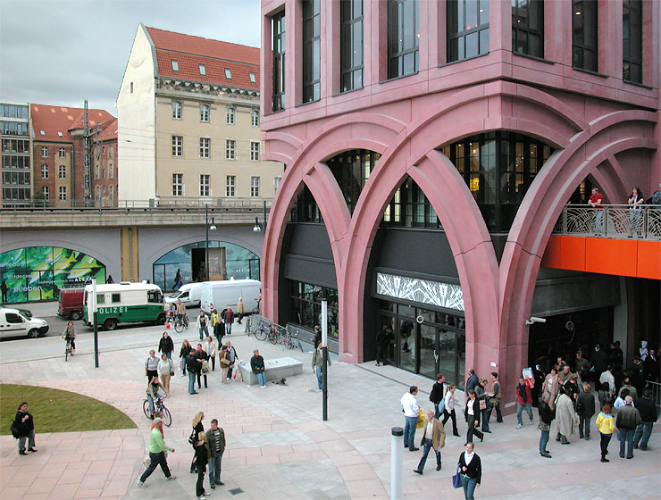 Einkaufszentrum Alexa, Berlin-Alexanderplatz, Er&ouml;ffnung, Blick &uuml;ber den Ravelinplatz zur Dircksenstra&szlig;e