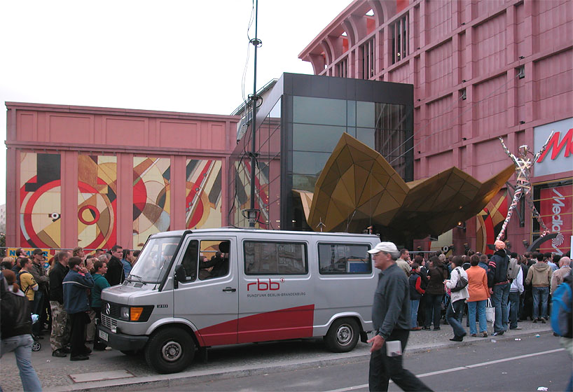 Einkaufszentrum Alexa, Berlin-Alexanderplatz, Er&ouml;ffnung, Architekt: José M. Quintela da Fonseca. &Uuml;bertragungswagen des RBB
