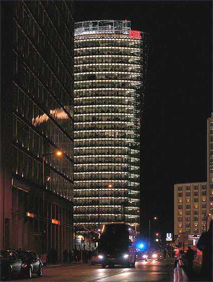 Berlin, Potsdamer Platz, Blick auf die Zentrale der Deutschen Bahn AG (Nachtaufnahme)