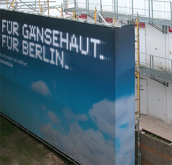 Berlin: "O2 World", Multifunktionshalle. Werbeplakat, verspricht "G�nsehaut".