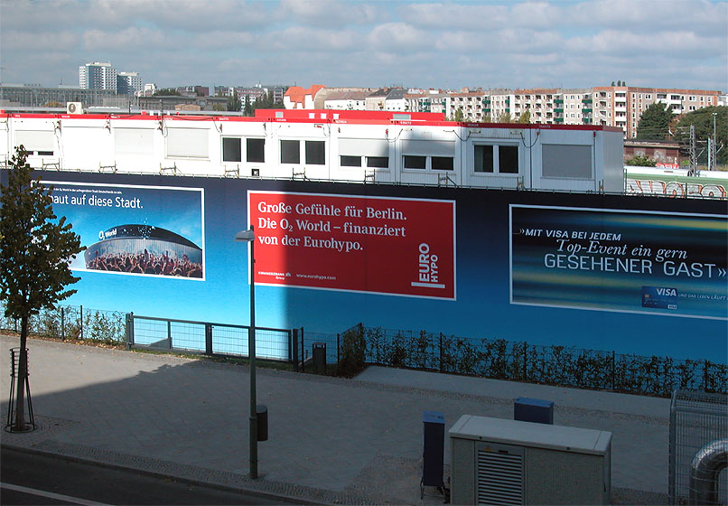 Werbung der "O2 World", Multifunktionshalle. Werbeplakat, verspricht "G�nsehaut".