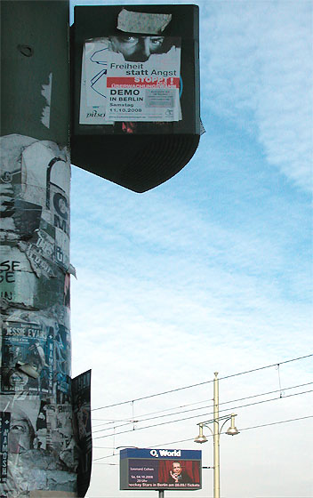 Berlin-Friedrichshain: "O2 World", Multifunktionshalle. Fun-World im Kontrast zur politisch-sozialen Wirklichkeit: Demo "Freiheit statt Angst"