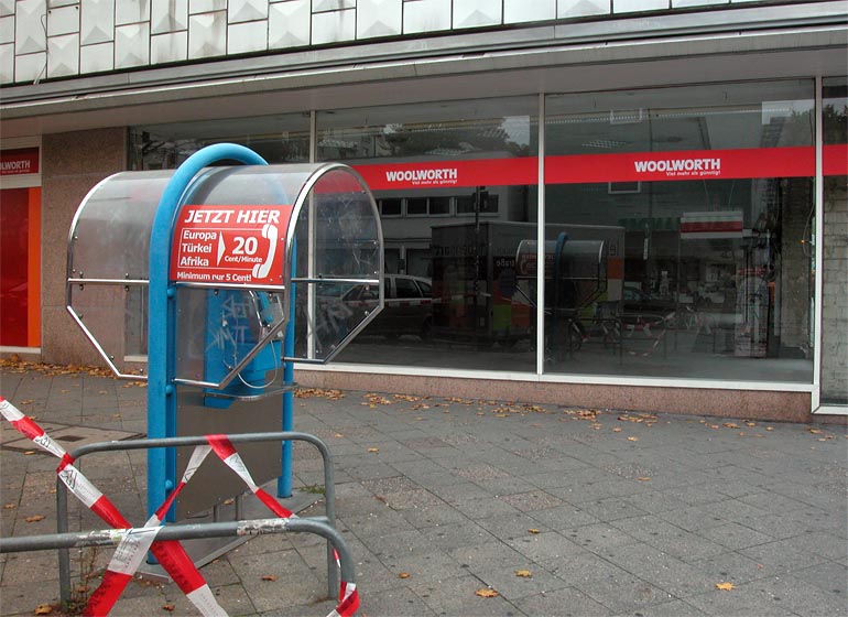 Trostlos. Woolworth. War einmal. Und: billig telephonieren.