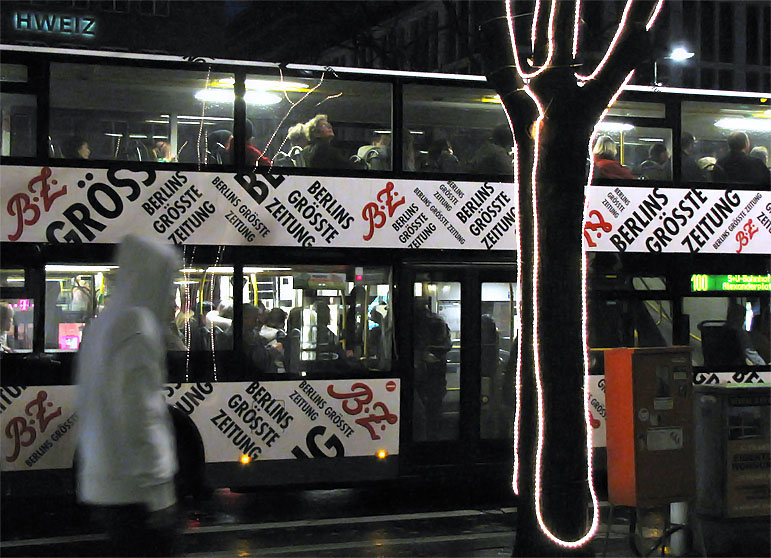 Berlin, BGV-Bus, BZ-Werbung, Lichterkette, Weihnachten, Nachtaufnahme