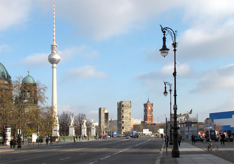 Berlin-Mitte: Berliner Dom, Fernsehturm, Skulpturen auf der Schlo&szlig;br&uuml;cke, Treppenh&auml;user des in Abri&szlig; befindlichen Palastes der Republik, Rotes Rathaus, Tempor&auml;re Kunsthalle