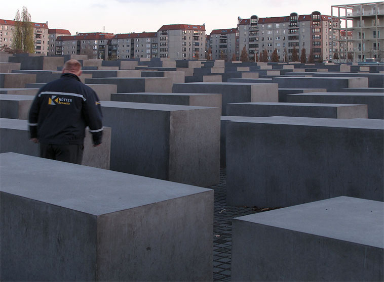 Berlin-Mitte: Denkmal f&uuml;r die ermordeten Juden Europas - Holocaust-Mahnmal. Entwurf: Peter Eisenman 