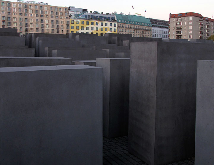 Berlin-Mitte: Denkmal f&uuml;r die ermordeten Juden Europas - Holocaust-Mahnmal. Entwurf: Peter Eisenman 