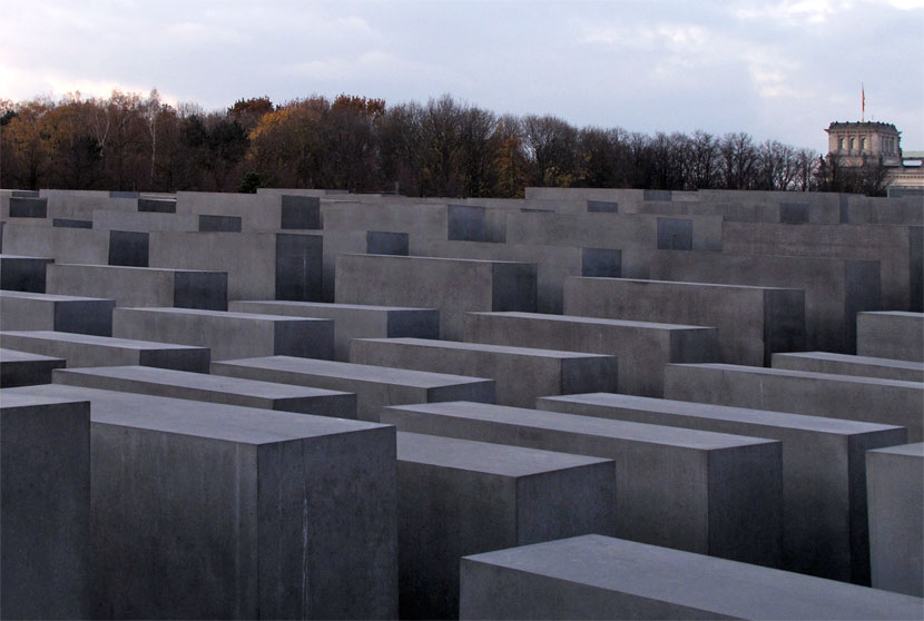 Berlin-Mitte: Denkmal f&uuml;r die ermordeten Juden Europas - Holocaust-Mahnmal. Entwurf: Peter Eisenman 