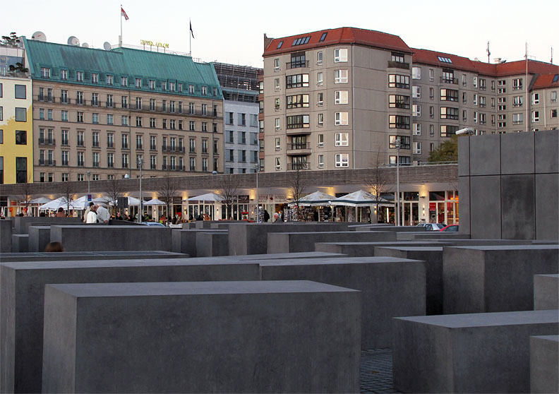 Berlin-Mitte: Denkmal f&uuml;r die ermordeten Juden Europas - Holocaust-Mahnmal. Entwurf: Peter Eisenman 