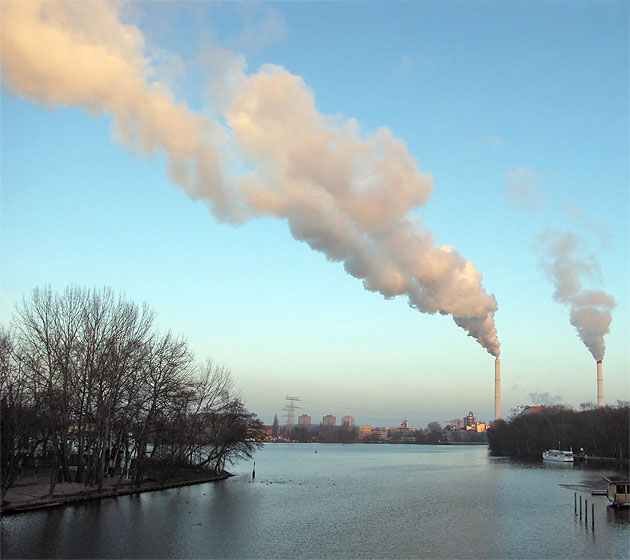 Spree: Alt-Treptow / Stralau: Blick von der Abteibr&uuml;cke zum Kraftwerk Klingenberg