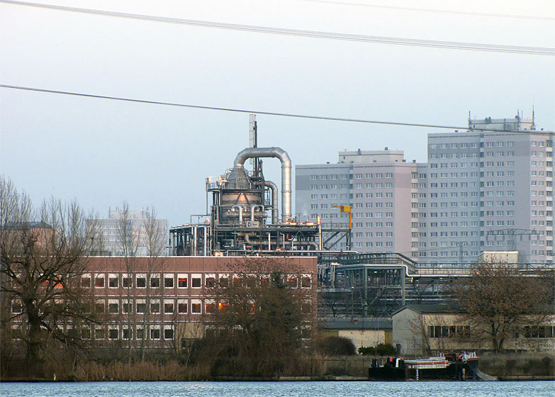 Spree: Alt-Treptow / Stralau: Blick zum Kraftwerk Klingenberg. M&ouml;wen fliegen.