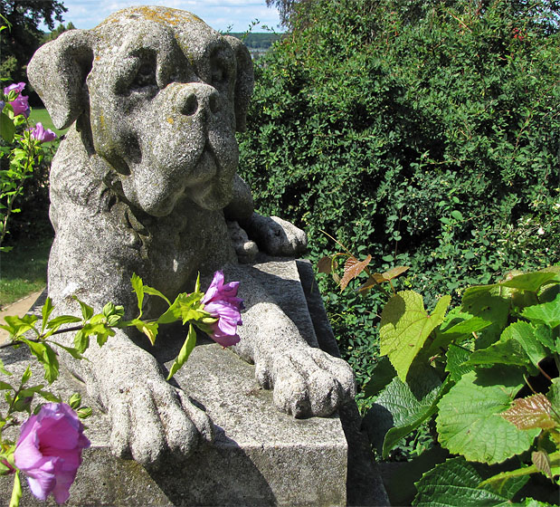 Schlo&szlig; Babelsberg, Skulptur, Hund.