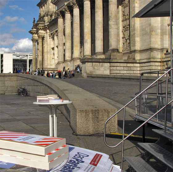 Berlin, Reichstagsgeb&auml;ude. Vordergrund: B&uuml;cher auf dem Info-Stand des Deutschen Bundestages.