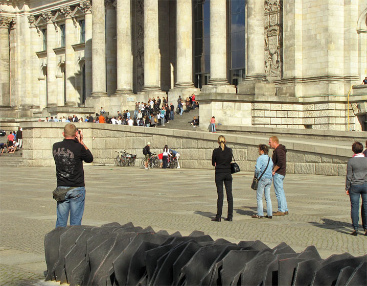 Berlin, Touristen vor dem Reichstagsgeb&auml;ude. Vordergrund: Gedenktafeln im NS ermordeter Reichstagsabgeordneter.