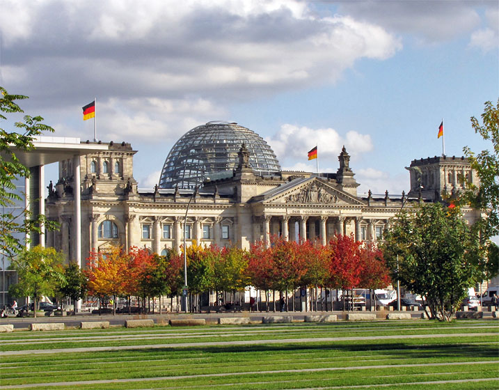 Berlin, Reichstagsgeb&auml;ude. Photographiert aus Richtung Bundeskanzleramt