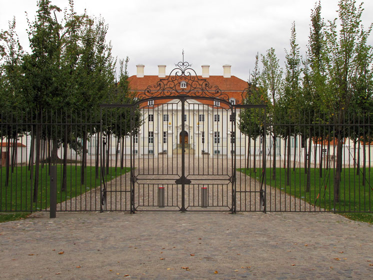 Schlo&szlig; Meseberg, Bundesg&auml;stehaus