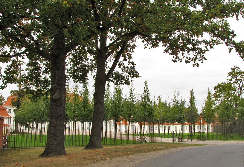 Gransee, Schlo&szlig; Meseberg, Bundesg&auml;stehaus, langer Zaun.