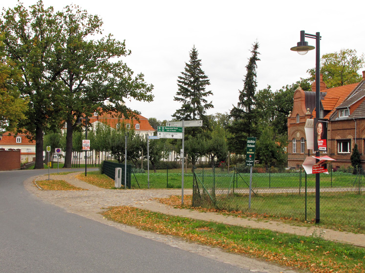 Gransee, Bundesg&auml;stehaus, Schlo&szlig; im Dorf Meseberg. Wahlplakate.