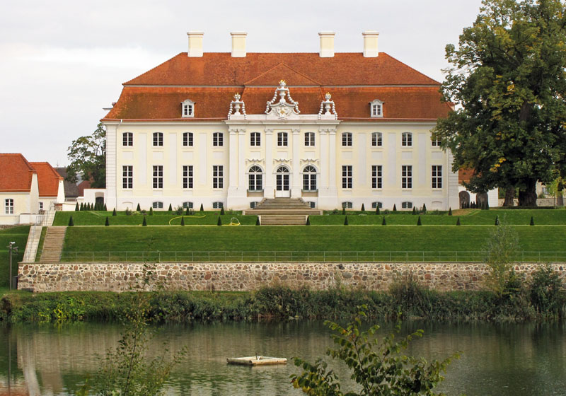 Gransee, Bundesg&auml;stehaus, Schlo&szlig; im Dorf Meseberg. R&uuml;ckansicht, Blick &uuml;ber den Huwenowsee