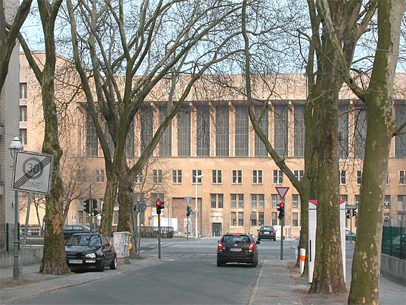 Paradestraße, Blick auf das Flughafengebäde längs des Tempelhofer Damms