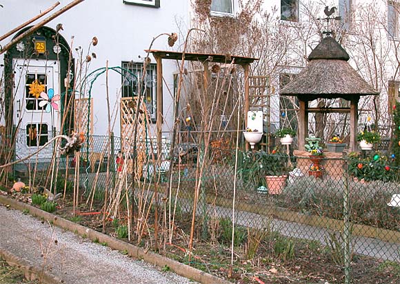 Paradestraße. Vorgarten mit Osterschmuck